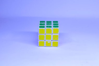 Mavi arkaplanda Rubik 3x3