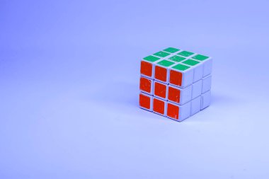 Mavi arkaplanda Rubik 3x3