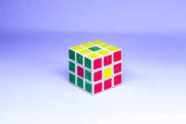 Mavi arkaplanda Rubik 3x3