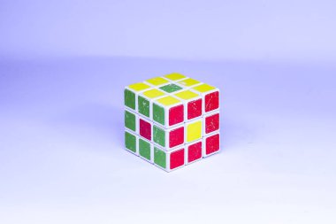 Mavi arkaplanda Rubik 3x3