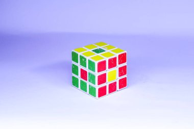 Mavi arkaplanda Rubik 3x3