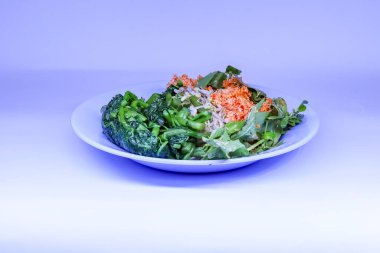 Ürap urab ya da kluban denilen lezzetli geleneksel sebzelerle Java hindistancevizi karışımı.