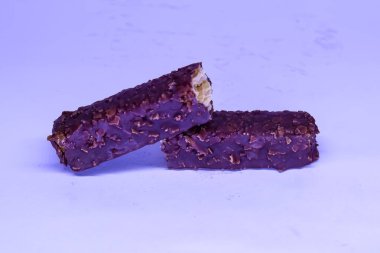 Beyaz arka planda izole edilmiş gevrek karamel çikolata ve gofret karışımı.