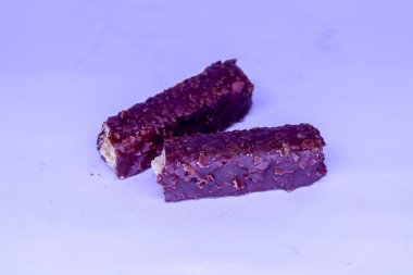 Beyaz arka planda izole edilmiş gevrek karamel çikolata ve gofret karışımı.