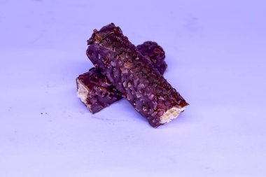 Beyaz arka planda izole edilmiş gevrek karamel çikolata ve gofret karışımı.