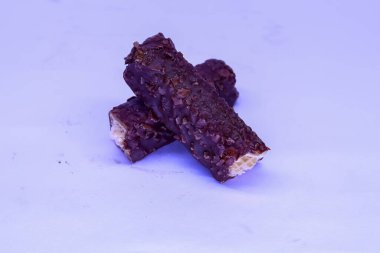 Beyaz arka planda izole edilmiş gevrek karamel çikolata ve gofret karışımı.