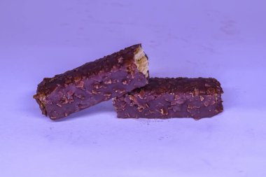 Beyaz arka planda izole edilmiş gevrek karamel çikolata ve gofret karışımı.