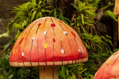 Turist mekanındaki bir mantar heykelinin fotoğrafı..