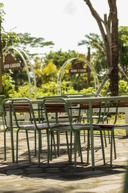 Ziyaretçiler tarafından rahatlamak için kullanılan bahçe sandalyesinin yakın plan fotoğrafı..