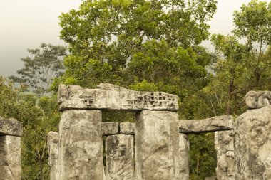  Stonehenge turistik yerindeki antik taş yapının bir fotoğrafı..