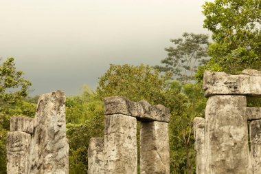  Stonehenge turistik yerindeki antik taş yapının bir fotoğrafı..