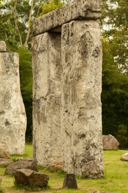  Stonehenge turistik yerindeki antik taş yapının bir fotoğrafı..