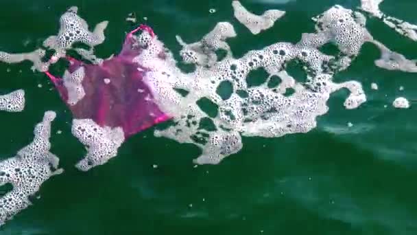 Kantong Plastik Sampah Laut Ketukan Dengan Gelombang Ekologi — Stok Video