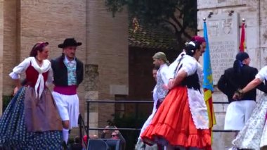 İspanya, Valencia Aralık 07 2022 - Ulusal kostümler içinde geleneksel danslar