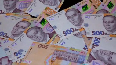 Banknotlar İngiliz sterlini, dolar, avro, yakın plan, koyu ve beyaz arka plan