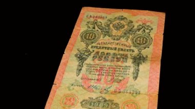 Çarlık Rusya 'sının eski banknotu, siyah bir arkaplanda ruble,