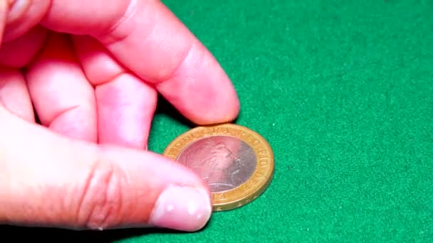 Britische Pfund Münzen Auf Einem Tisch Auf Weißem Hintergrund — Stockvideo