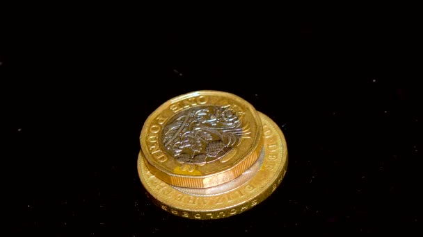 Monedas Libras Británicas Puestas Sobre Una Mesa Sobre Fondo Blanco — Vídeo de stock