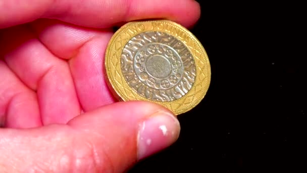 白い背景にテーブルの上に置かれた英国のポンド硬貨 — ストック動画