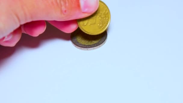 白い背景にテーブルの上に置かれた英国のポンド硬貨 — ストック動画
