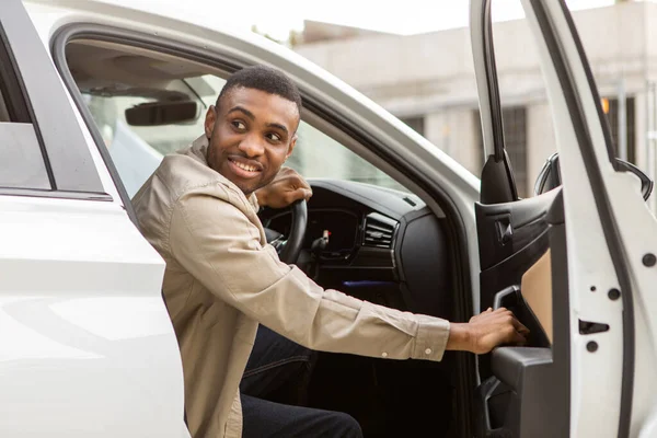 Gülümseyen Adam Arabada Oturuyor Arabaya Biniyor Çıkıyor Kapıyı Açık Tutuyor — Stok fotoğraf