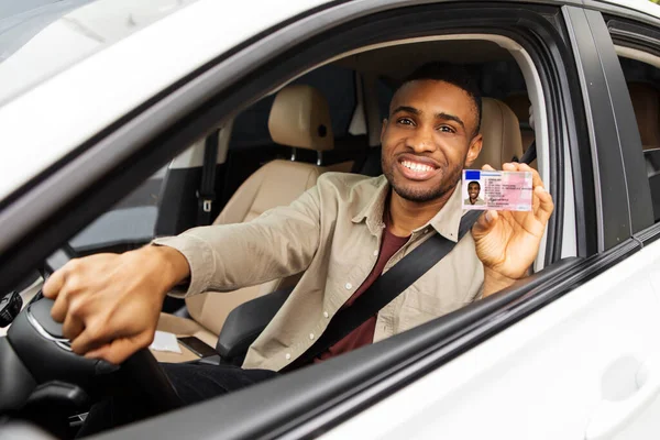 Mutlu Genç Afrikalı Adam Açık Araba Camından Ehliyetini Gösteriyor Yüksek — Stok fotoğraf
