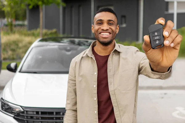 Afroamerikan Som Står Bredvid Bilen Visar Bilnycklarna Med Förstorad Hand — Stockfoto