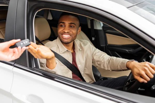 Yeni Bir Arabanın Test Sürüşü Genç Siyah Adam Sürücü Koltuğunda — Stok fotoğraf