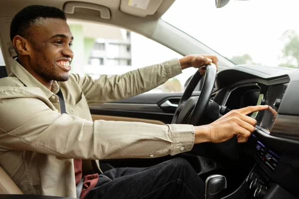Afroamerikansk Man Använder Gps Navigeringssystem Bilen För Att Resa Högkvalitativt — Stockfoto