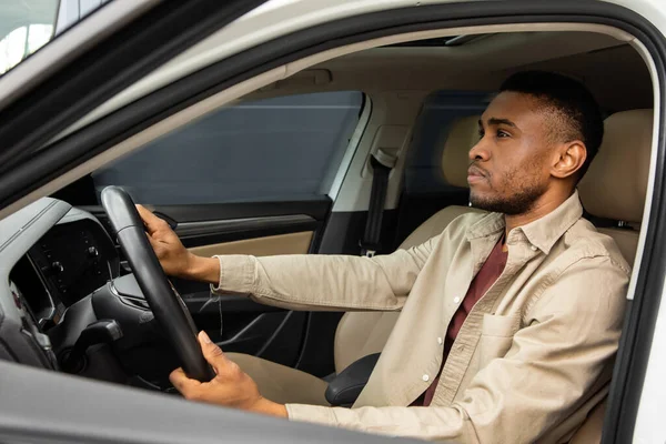 Sidoporträtt Glad Ung Svart Manlig Förare Som Kör Bil Högkvalitativt — Stockfoto