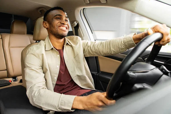 Porträtt Lycklig Afrikansk Amerikansk Man Som Kör Bil Med Beige — Stockfoto