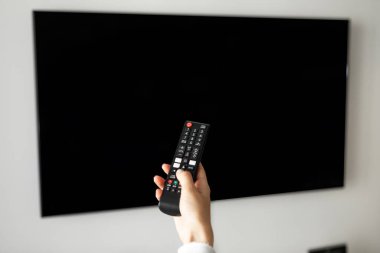 TV 'yi açan uzaktan kumanda. Yüksek kalite fotoğraf