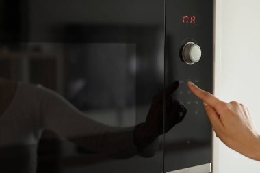 Siyah bir mikrodalga fırın, yakın plan fotoğraf, sığ alan derinliği. Yüksek kalite fotoğraf