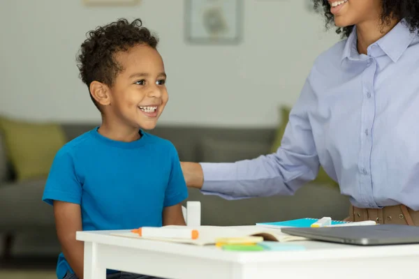 Gelukkige Baby Jongen Zit Aan Tafel Plezier Hebben Met Leraren — Stockfoto