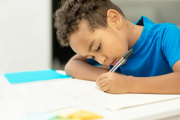 Дитячий Хлопчик Африканський Американський Робить Домашнє Завдання Крупним Планом Високоякісна — стокове фото