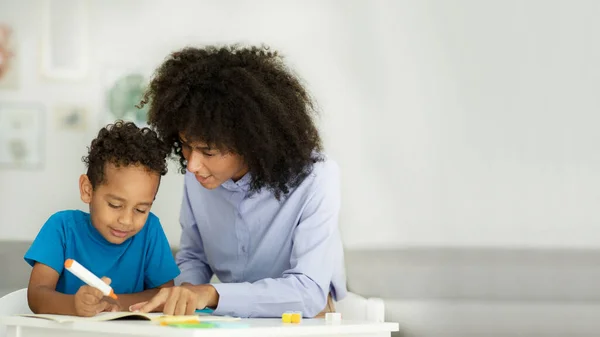 Professional African American Language Teacher Engaged Preschooler Free Space High — Stock Photo, Image