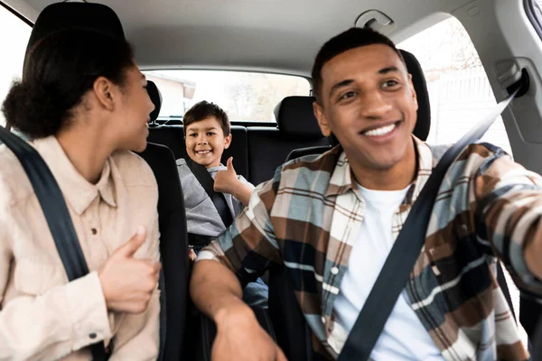 Kişilik Mutlu Çok Irklı Aile Yeni Bir Araba Kullanıyor Başparmakları — Stok fotoğraf