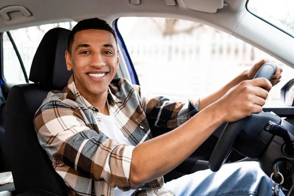 Porträtt Glad Ung Afrikansk Amerikansk Man Som Kör Bil Tittar — Stockfoto