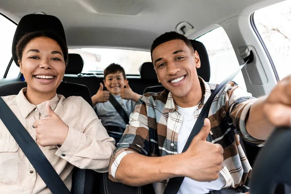Kişilik Mutlu Afro Amerikan Ailesi Yeni Araba Sürüyorlar Başparmaklarını Kaldırıyorlar — Stok fotoğraf