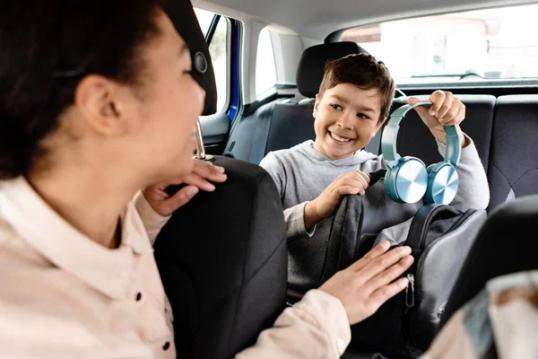 Mutlu Avrupalı Çocuk Sırt Çantasına Kulaklık Takıyor Elektrikli Arabanın Arka — Stok fotoğraf