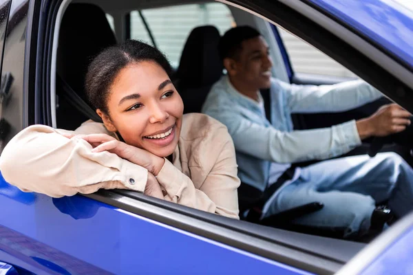 Leende Afrikanskt Amerikanskt Par Kör Bil Njuter Första Åkturen Tillsammans — Stockfoto
