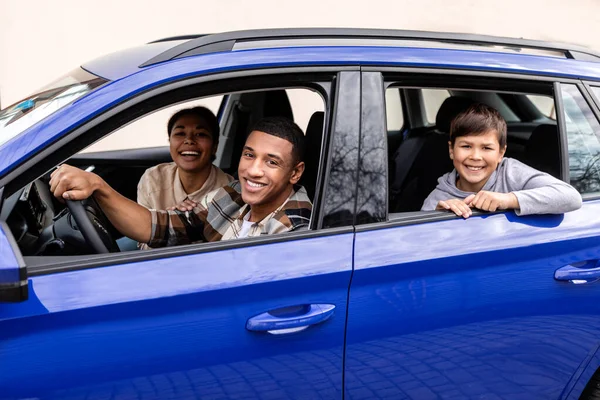 Neşeli Ebeveynler Küçük Oğlu Birlikte Arabada Oturuyor Mutlu Eşler Pencereden — Stok fotoğraf