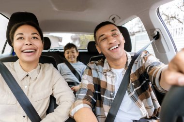 Otomobille seyahat eden mutlu Afrikalı Amerikalı aile. Siyah Ebeveynler ve Kızı Hafta Sonu Birlikte Yaz Gezisinin tadını çıkarıyorlar. Panorama, Seçici Odaklanma. Yüksek kalite fotoğraf