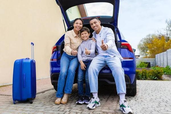 Kişilik Mutlu Afro Amerikan Ailesi Araba Bagajında Birlikte Oturuyor Yaz — Stok fotoğraf