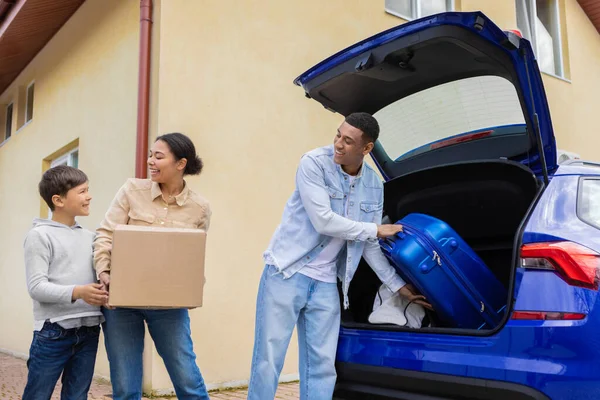 Mutlu Afro Amerikan Ailesi Tatile Hazırlanıyor Bavulları Kutuları Bagaja Koyuyor — Stok fotoğraf