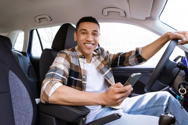 Ansökan För Bilnavigering Glad Afrikansk Förare Använder Mobiltelefon Sitter Bil — Stockfoto