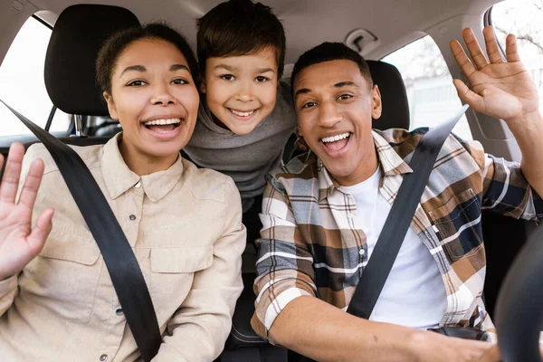 Küçük Oğlu Arabada Oturup Kameraya Gülümseyen Mutlu Afrikalı Bir Aile — Stok fotoğraf