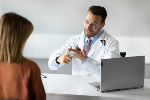 Professionista Medico Uomo Parlando Con Paziente Femminile Spiegando Diagnosi Trattamento — Foto Stock