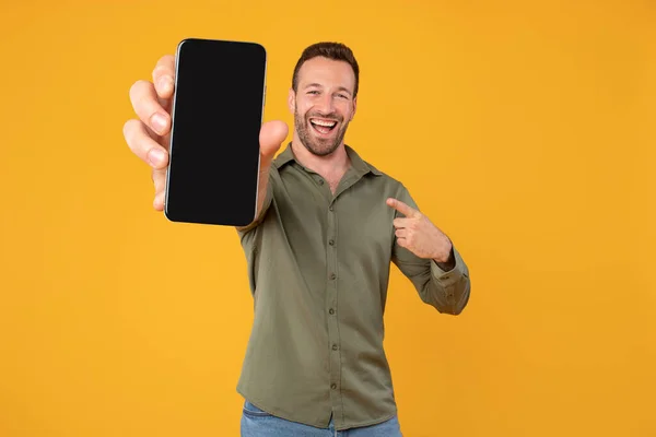 Ενθουσιασμένος Καυκάσιος Άνδρας Κρατώντας Κενό Κινητό Τηλέφωνο Που Δείχνει Την — Φωτογραφία Αρχείου