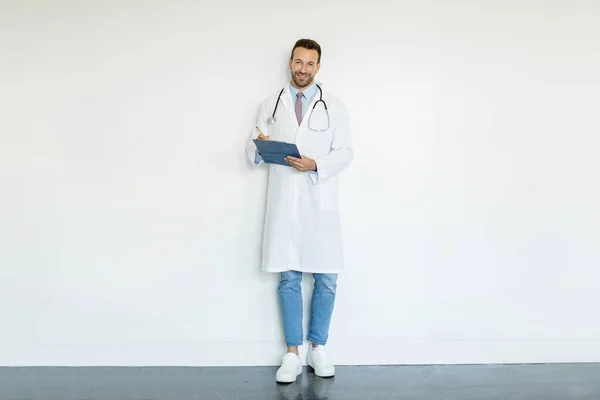 Medico Positivo Uomo Camice Medico Bianco Con Appunti Mano Appoggiato — Foto Stock